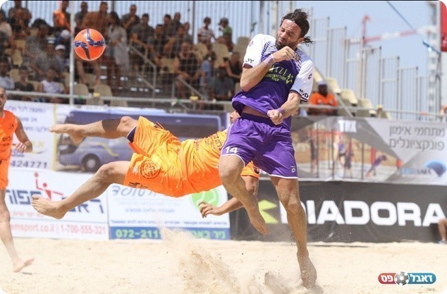 עומרי כהן מחולון מנסה לעצור את גורמזנו מבני יהודה (סטראבו)